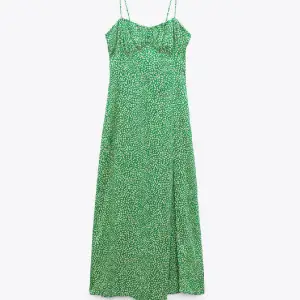 En grön/vitprickig klänning från Zara med snören i ryggen. Helt ny utan taggar. Passformen är tight och är liten i storleken. Nypris 399:-, mitt pris 200:-