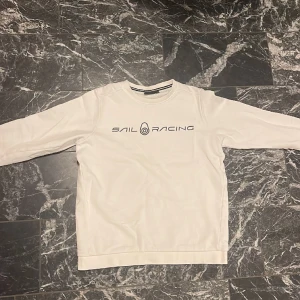 Sail raicing crew neck  - Hej! Säljer denna Sail racing tröja för endast 200kr, köpt för 700kr.