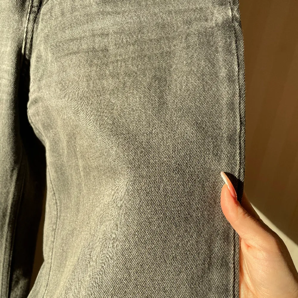 Grå jeans ifrån zara. Modellen är helt rak och högmidjade. I nyskick då de bara är använda två gånger. Original pris 599. . Jeans & Byxor.