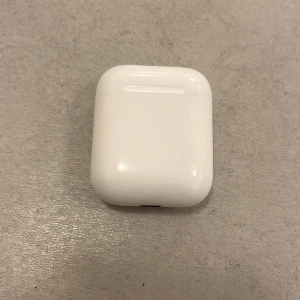 AirPods  - Säljer mina AirPods som är i nyskick använt dessa i  få tal gånger men fungerar perfekt!  Priset kan diskuteras vid snabb affär 