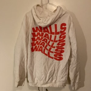 Vit Louis Tomlinson hoodie - Louis Tomlinson Walls merch i storlek S. Sparsamt använd 😊Använd gärna ”köp nu”, möts upp i Stockholm annars står köparen för frakten. 