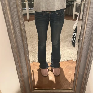 Lågmidjade jeans - Säljer dessa ursnygga lågmidjade och bootcut jeansen. Super stretchiga och sköna. Står inte något storlek på men dem passar mig som är 167 ungefär och brukar ha 25-28 i midjan på andra jeans!!❤️Pris går att diskuteras