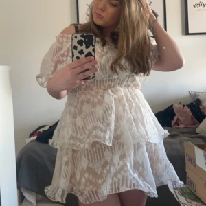 Studentklänning - En vit fin klänning, som man kan ha till festliga aktiviteter som på studenten som jag hade. Den är i bra skick🩷