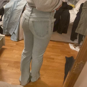 Low waist jeans - Säljer mina lågmidjade jeans från bikbok. Jag köpte de för 2 år sen och har använt de väldigt lite, säljer dem nu för att de är försmå för mig🤍pris kan diskuteras!!