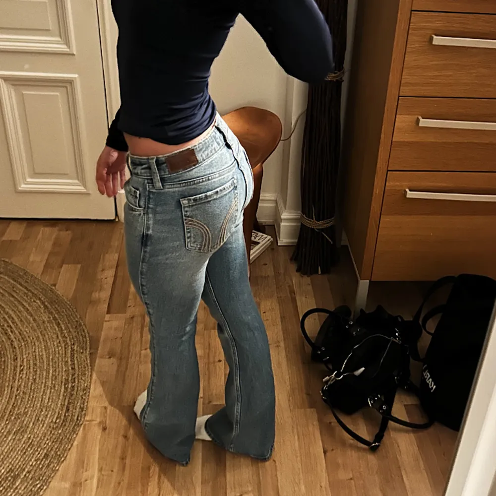 Säljer dessa superfina lågmidjade jeans från Hollister som är helt oanvända endast testade💗 köpta för 699kr, skriv för fler bilder☺️💗. Jeans & Byxor.