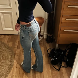 Lågmidjade jeans - Säljer dessa superfina lågmidjade jeans från Hollister som är helt oanvända endast testade💗 köpta för 699kr, skriv för fler bilder☺️💗