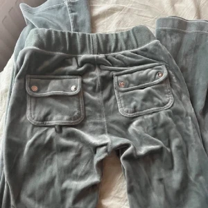 Juicy couture  - Juicy byxor, saknar snörre. Använda därav priset annars fina. I storlek xs! Priset är fast och går ej o pruta ner!!