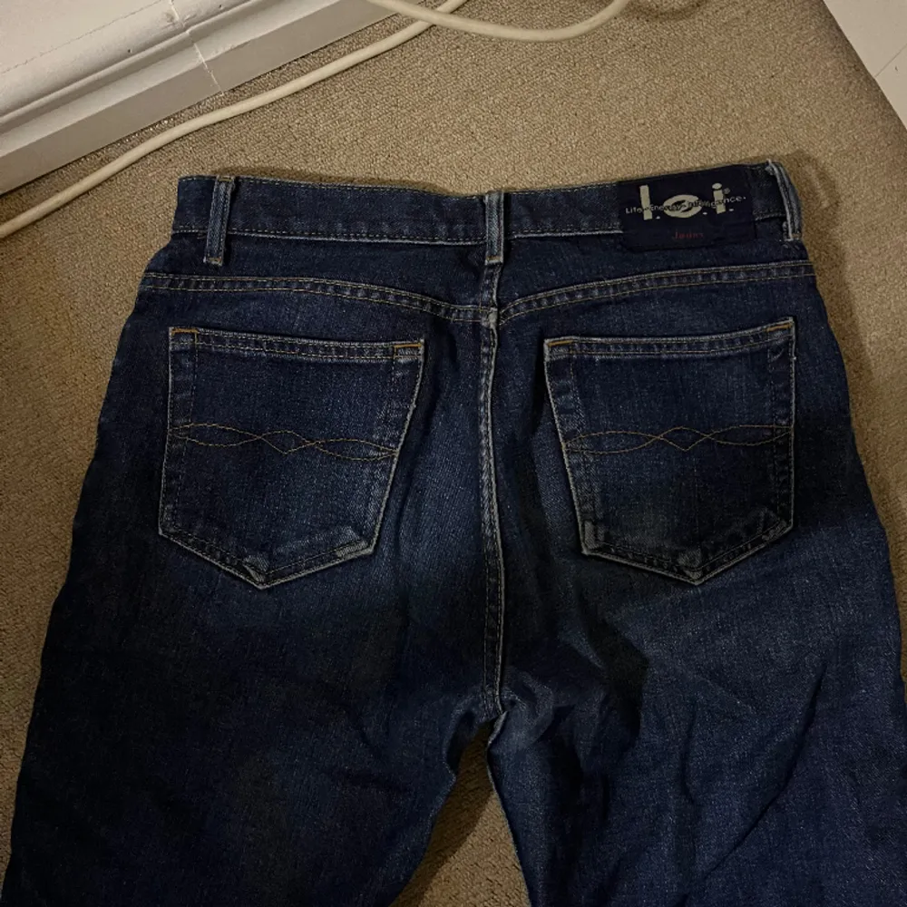 Lågmidjade mörkblå jeans som inte kommer till användning då dom är för stora på mig. De är i bra skick men lite sluta längst ner💞 priset kan diskuteras. Jeans & Byxor.