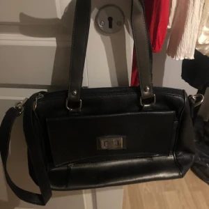 Väska - Säljer denna väska som inte kommit till användning! Den är hyfsat stor då bredden är ungefär 30cm och höjden 25cm.  Har många smidiga fack och inget tecken på användning. Kan gärna skicka fler bilder om det är så🫶🏽