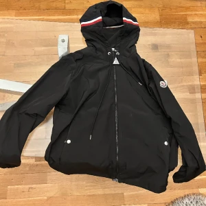 Moncler windbreaker - Den här jackan är i perfekt skick, helt ny och bara använd en gång. Den är fri från defekter, och dessutom har den en NFC-tag 