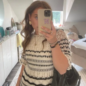 🖤🤍RandigKlänning - Intressekoll på denna coola virkad miniklänning 🖤 knappt buren ! Nypris 450:-