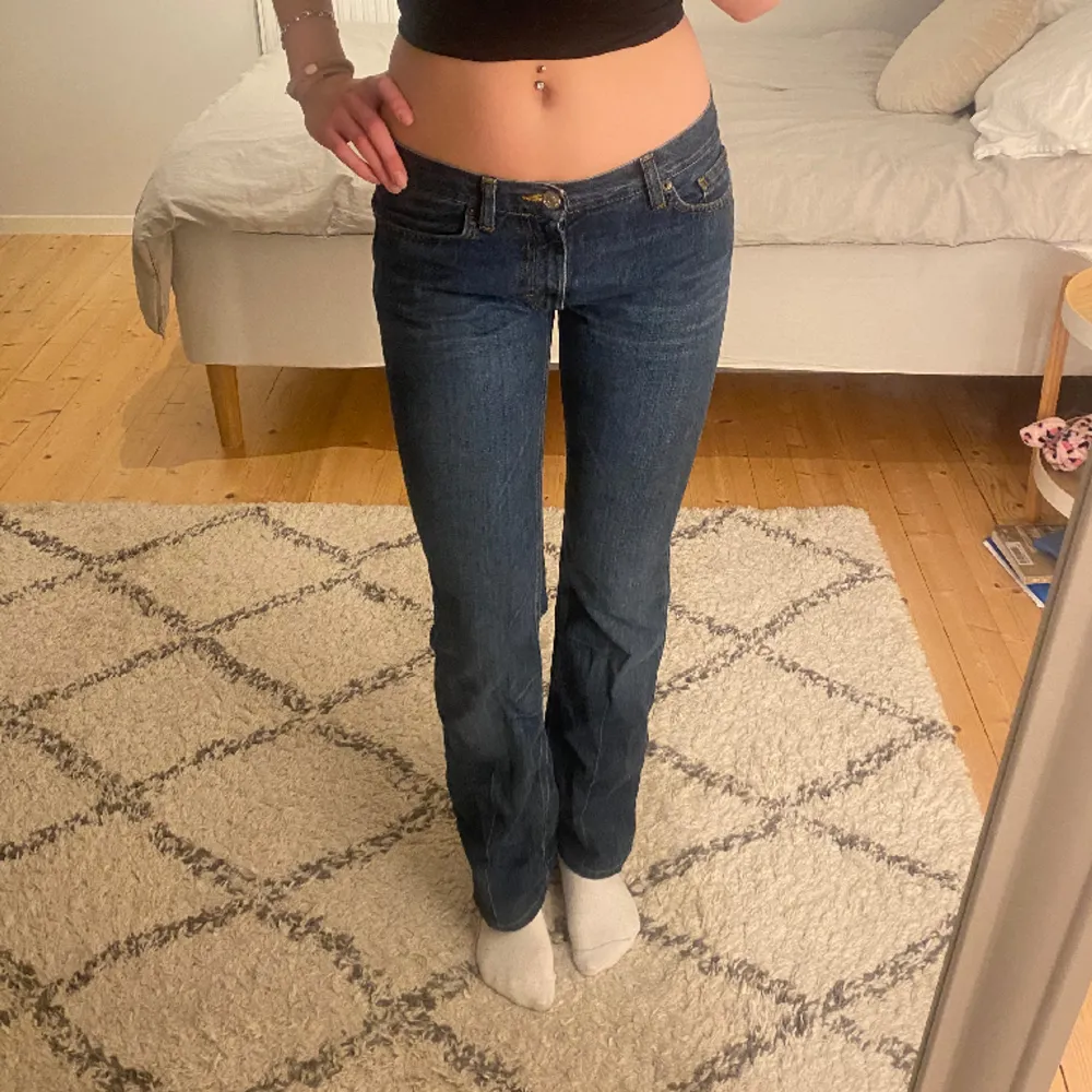 Säljer dessa fina lågmidjade utsvängda jeans. Pris går att diskutera. Kom privat vid frågor, för att köpa eller för fler bilder!🙏🏼💗. Jeans & Byxor.