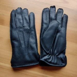 Läderhanskar med päls - Stiliga och äkta läderhandskar med värmande päls, använda fåtal gånger och funkar perfekt för kallare väder