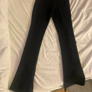 Bootcut kostymbyxor  - Svarta kostymbyxor. Dom är aldrig använda då dom va för små för mig så dem är i bra skick. Storlek xs och på mig som är 160cm så är dom perfekt längd. 