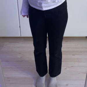 Jeans  - Säljer svarta jeans i storlek 34 från zara, använda ett par gånger och är i fint skick, säljer för 150kr 💕