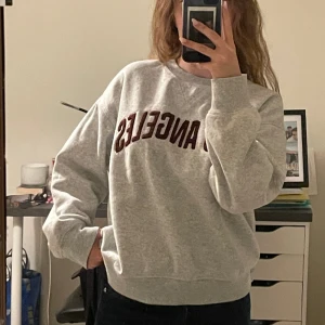 HM Sweatshirt  - Säljer den finna collegetröja för att den passar inte mig längre, använt fåtal gånger.