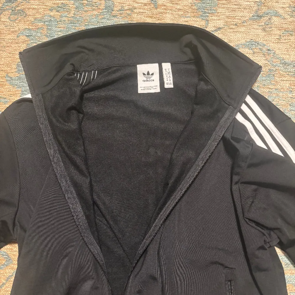 hej säljer nu min adidas firebird zip som tyvärr är för liten för mig. Den är i nyskick och är endast använd ett par gånger. Storlek är M men skulle säga att den passar S också. Nypris: 829  Mitt pris: 400. Hoodies.