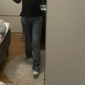 Lågmidjade jeans zara  - As snygga jeans i de absolut skönaste jeans materialet!! Som nya. Inga defekter alls. Pris kan diskuteras !