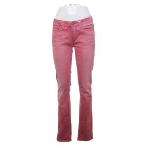 Ett par ass najs röd/rosa jeans aldrig använt. Säljer då dom är för långa för mig och har ett par liknande. 