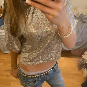 Oanvänd glitter topp 🪩 - Skitsnygg glitter topp som endast är testad och köpt från HM för ungefär 1 år sedan🥰🥰med prislappen kvar nypris:229