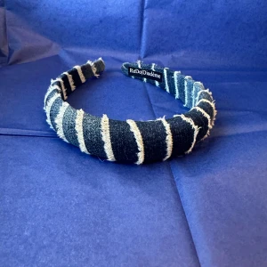 Diadem - Högt jeans diadem. Välgjorda. Kan önskas i annat jeans tyg/färg. 🥰