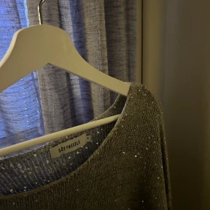 Glittrig tröja - En långärmad glitter tröja med nedklippt underdel och vid urringning <3 