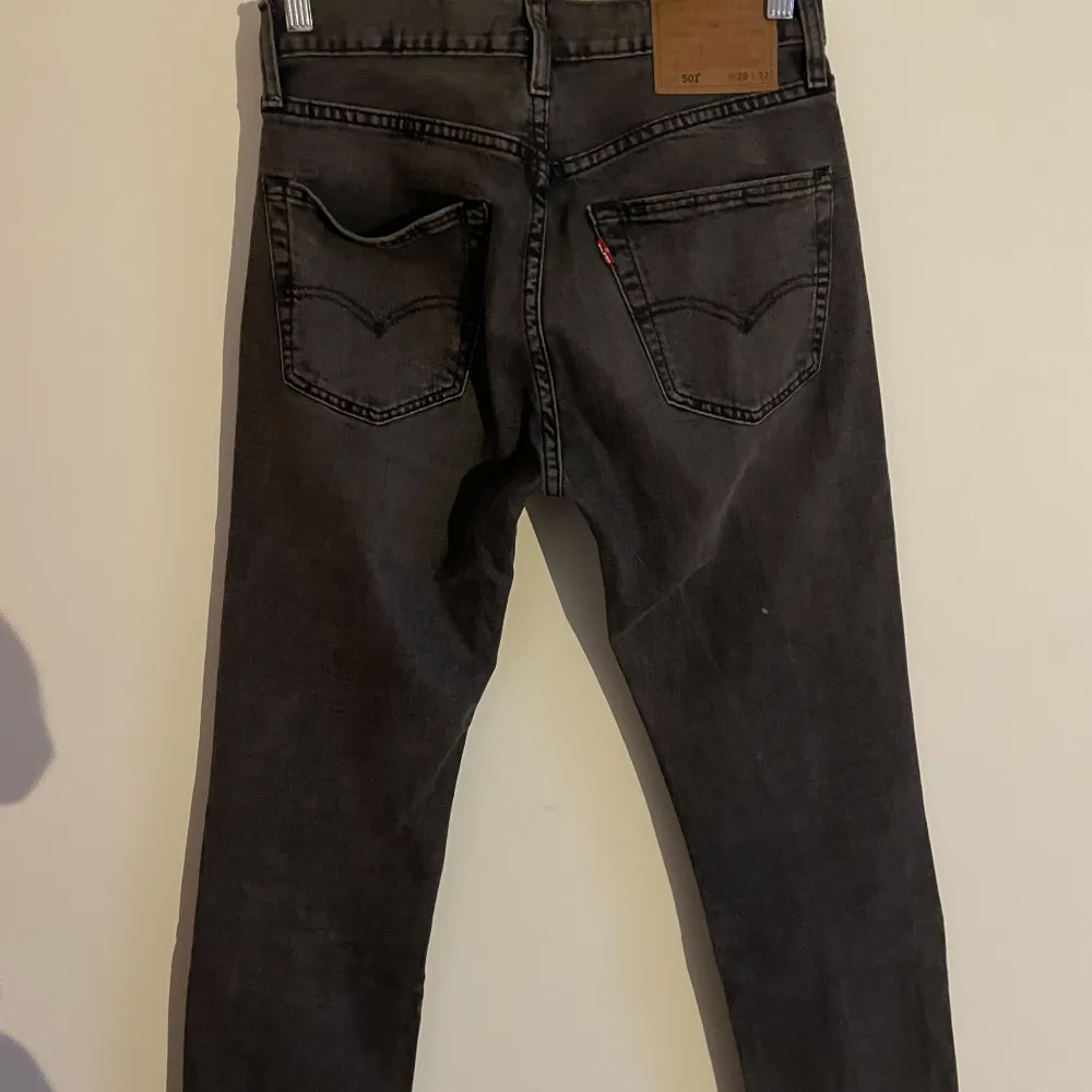 Svart/gråa jeans från Levis (501).  Herrmodel, passar perfekt om man vill ha en läsare passform. Använda 2 gånger!. Jeans & Byxor.