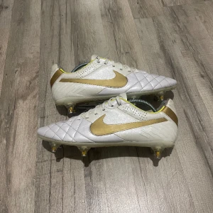 Nike fotbollsskor  - Säljer dessa unika Nike Tiempo legend IV från 2012. Extremt ovanliga och svåra att få tag på i bra skick. Pris kan diskuteras