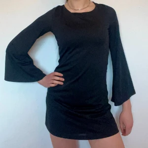 Klänning festlig - Fin festklänning i 70-talsstil. 