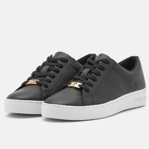 Micheal Kors skor - Helt nya Micheal Kors skor inte ens testade. Fick i present och tyckte ej om dom. Storlek 35 men dom är väldigt stora i storleken så passar 36-36,5. Det kostar 1495 på nätet, säljer för 700. 