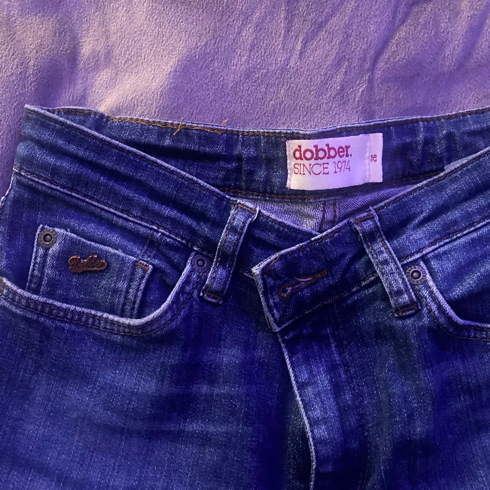 Säljer dessa superfina Low waist jeans ifrån Dobber. Inga egna bilder då de är för små för mig🥰 använd gärna köp nu💕. Jeans & Byxor.