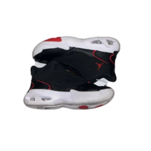 JORDAN MAX AURA 4  - jordan max aura 4 i strl 37,5. Använda basketskor i bra skick skulle säga 4,5 av 5 ungefär. Kan mötas i sthlm innestad. Ny pris är 999kr så 40%!