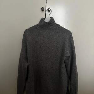 Härlig grå stickad tröja från H&M! Använd fåtal gånger så bra skick! Lite oversize i storlek M! 