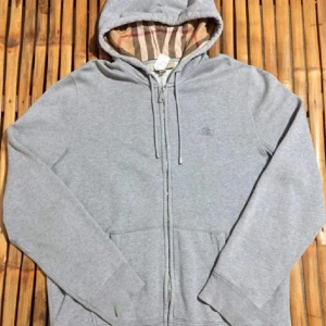 Burberry zip up hoodie grå  - Helt ny och oanvänd Burberry hoodie grå säljes och är äkta. 