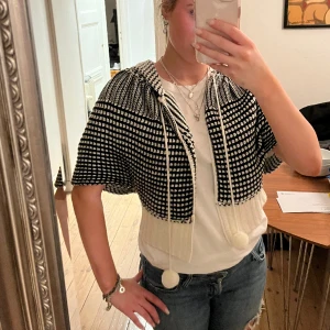 Kofta - Jätteslt stickad kofta. Perfekt till skolan nu när det är kallt😍