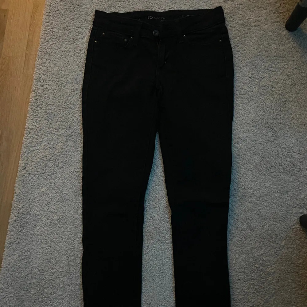 Detta är ett par svarta byxor från lee . Jeans & Byxor.