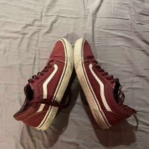 Vans - Hej säljer ett par röda grisch vans åt en kompis, dom är väl använda och skick typ 5-6/10 men kan tvättas