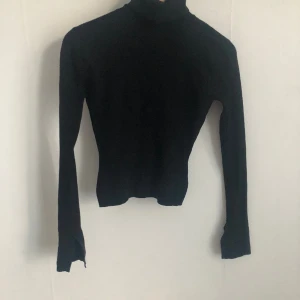 Tröja - Liten i strl då den har krympt något i tvätten så den passar för dem som har xs, xxs.