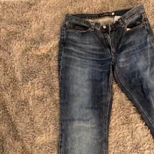 Supersnygga lowrise/midrise jeans. Säljs då det var en aningen för små för mig som vanligtvis har strl 38. 