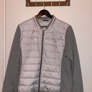 Barbour cardigan - Barbour cardigan som inte tillverkas längre väldigt stilren o snygg Storlek M  Cond 9/10