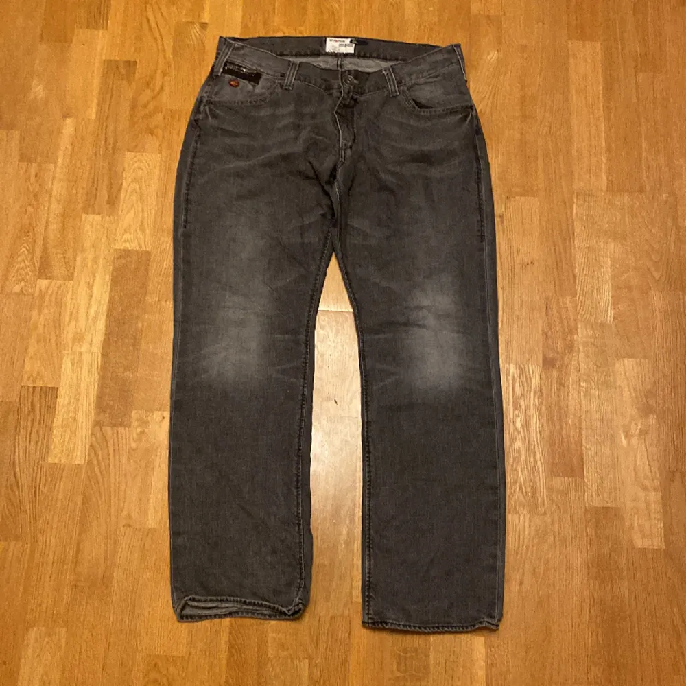 Fina baggy jeans med hög kvalite och hållbarhet. Midjan 50, längd 112 och benöppning på 23 cm. Såklart kan priset diskuteras. . Jeans & Byxor.
