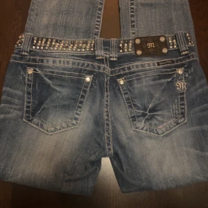 Miss Me jeans - Storlek 30🤍Midjemått är ca 80cm och innerbenslängden är 74cm. Uppsydda så passar om man är runt 165-170cm(se bild 3) står skinny jeans på lappen men upplever dem som lite pösigare. Använda fåtal gånger & inga stenar har lossnat.