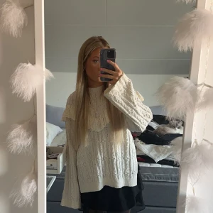 Volang tröja  - Säljer denna volang tröja från zara i stl. L, skulle säga att den passar S-L beroende på hur man vill att den sitter😌