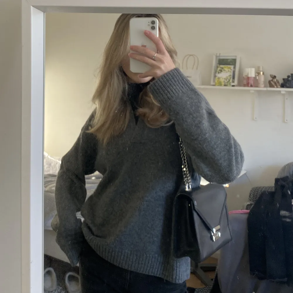 jättefin Michael Kors väska köpt 2019! Väl använd och spännet är aningen repigt men annars i bra skick 😍 nypris är 3200kr och har köpbevis! Pris kan diskuteras 💓. Väskor.