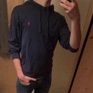 💫POLO RALPH LAUREN - HOODIE💫 - Säljer nu två riktigt snygga Ralph Lauren hoodies i färgen marin blå och i vitt🤩 Båda är i riktigt bra skick👍 Skick: 9/10 storlek: M/Medium ny pris: 1799kr, för bara en av de: 700, för båda 1200 finns i dm för fler frågor och bilder😉 