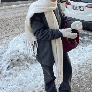 Creamfärgad halsduk  - Oanvänd halsduk, finns få kvar 