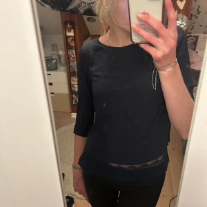 mörkblå topp  - festlig superfin mörkblå 3/4 topp som är i tunnt material med fin spets och fin vid ryggen 
