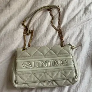 Beige Valentino handväska, inga fläckar på det utsidan men några sminkfläckar på insidans tyg (som inte går bort). Rymmer mycket. Köpt på Åhléns :)