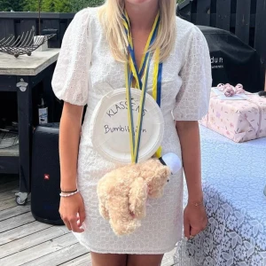 Studentklänning - Så fin studentklänning! Den är även öppen i ryggen men har tyvärr ingen bild på det. Storlek S🫶🏼