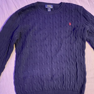 Ralph lauren stickad sweatshirt - Ralph lauren stickad sweatshirt i storlek S. 10/10 skick, inga defekter. Nypris 2299kr, mitt pris 650! skriv för fler bilder eller funderingar!
